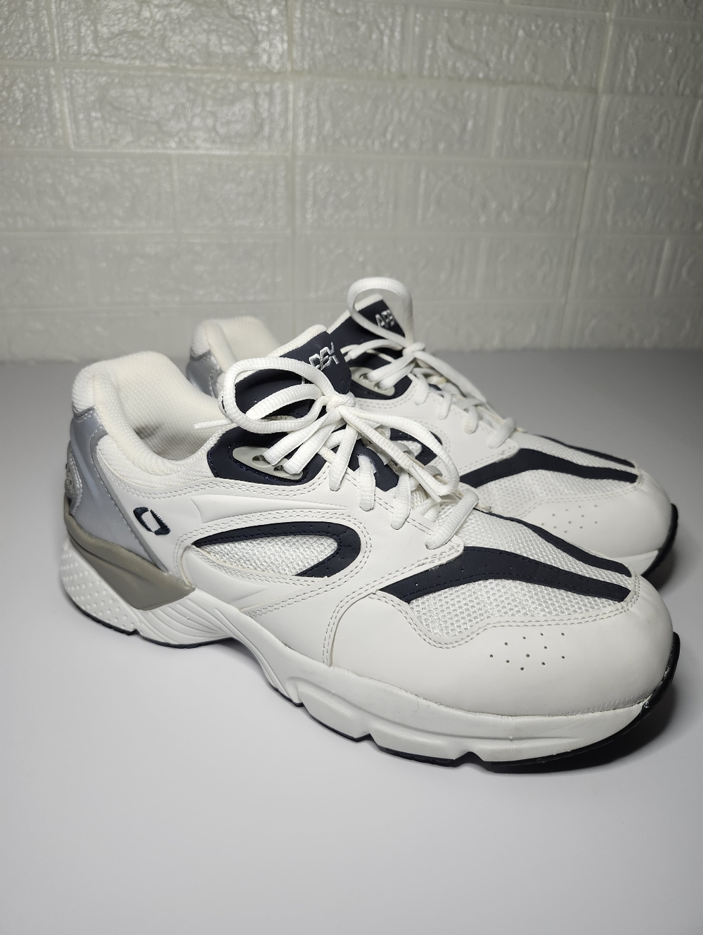 Apex XV521 Men’s White Black 11.5 Wide Athletic Sneaker Retro Orthopedic